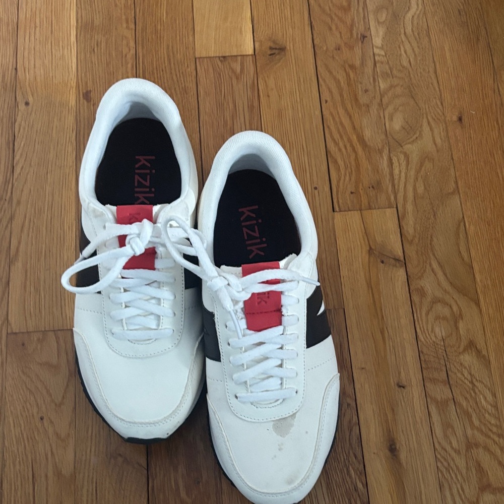 women’s slip in  Kizik  white & black sneaker sz 101/2